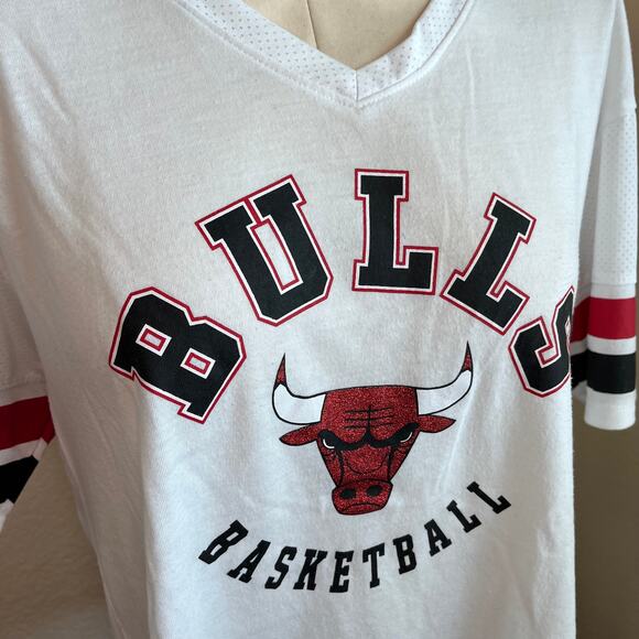 NBA Chicago Bulls Basketball White Jersey tee Juniors XL oversized team apparel - Picture 2 of 6